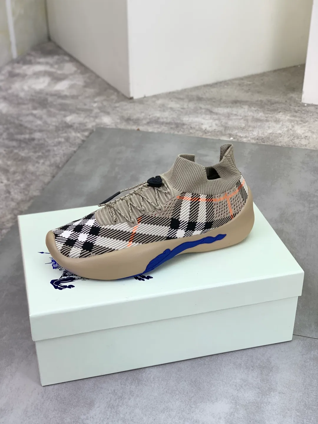 Men's Men's Shoes 💰P620 💰【New Style】Top Version 🆘【Burberry】New Burberry Fly Knit Shoes are now available with perfect workmanship! 🔥Perfect shape and top quality🙈Non-slip and wear-resistant high-end rubber outsole👣Versatile and comfortable shoes, standard size: 39-45 (customized 38-46) 2️⃣colors available Top-quality packaging